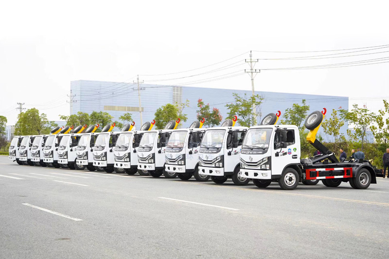 程力集团高端环卫批量13台东风多利卡勾臂垃圾车发车